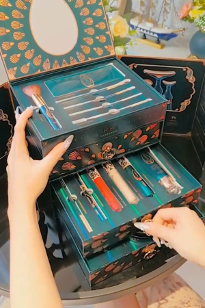 Exquisite Royal-Inspired Deluxe Makeup Gift Set – Luxurious Multi-Layer Cosmetic Box with Intricate Brush Collection, Ornate Lipsticks, Elegant Lip Glosses, and Premium Beauty Tools for a Regal Glam Look